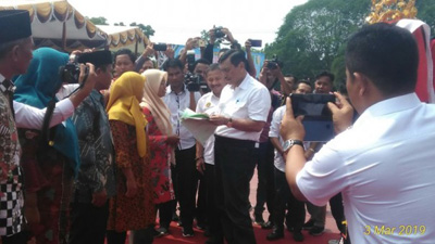 Kunjungi Kuansing, Menko Luhut Bagikan Sertifikat Tanah Gratis Hingga Bahas Harga Sawit dan Karet